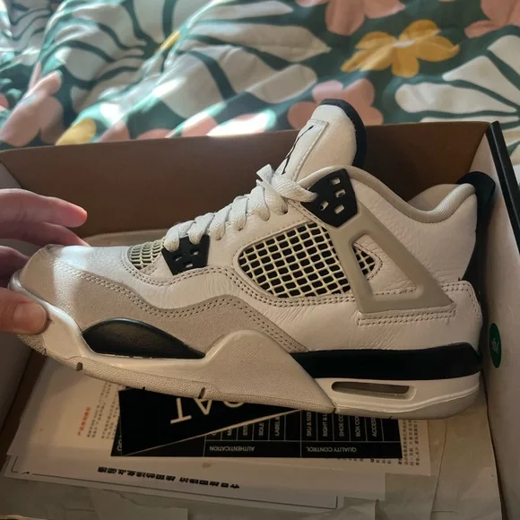 Air Jordan 4 Retro GS military black women size 7/men size 5 - Picture 3 of 5